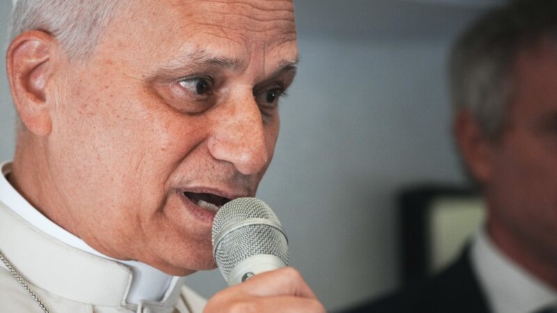 Papa Leão sinaliza que não planeja ir além das bênçãos para casais do mesmo sexo