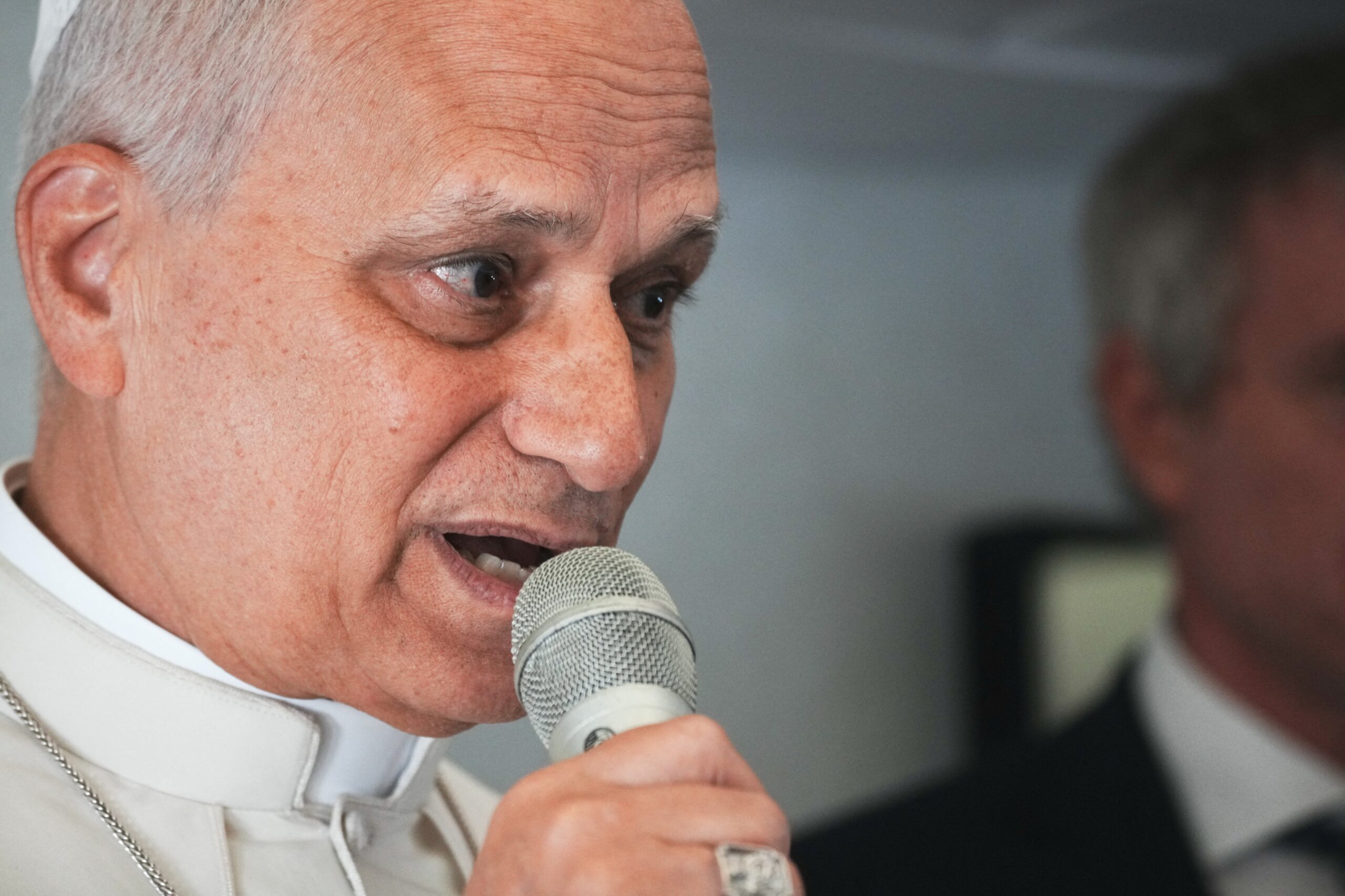 Papa Leão sinaliza que não planeja ir além das bênçãos para casais do mesmo sexo