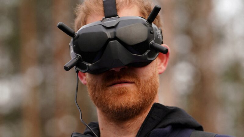 Príncipe Harry participa de operação de desminagem na Ucrânia; FOTOS