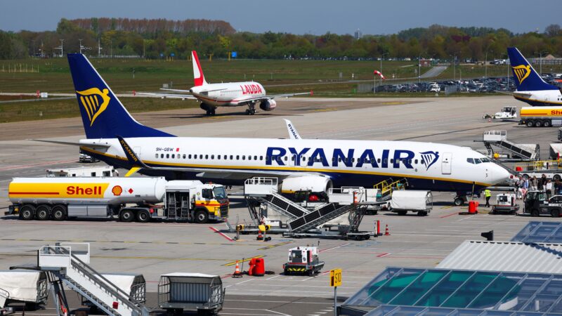 ‘Comprem agora’: ministro espanhol alerta que guerra pode disparar preço de passagens aéreas