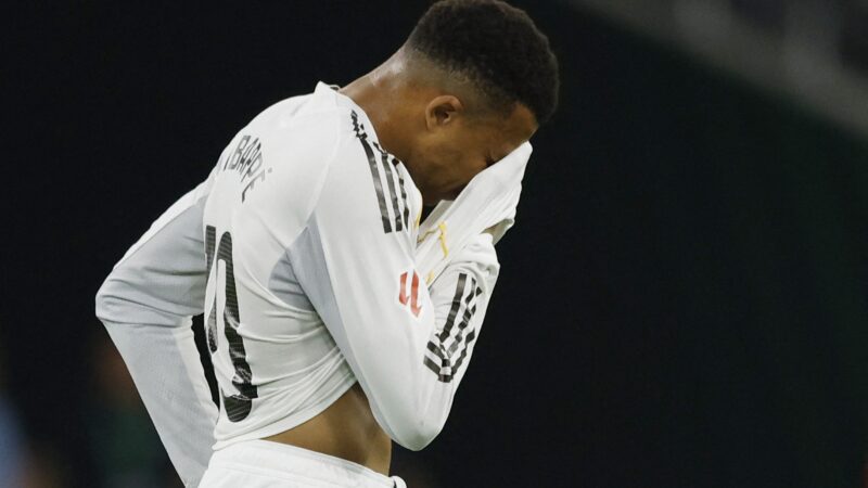 Sobrecarga muscular tira Mbappé de jogo do Real Madrid e põe reta final de temporada em risco