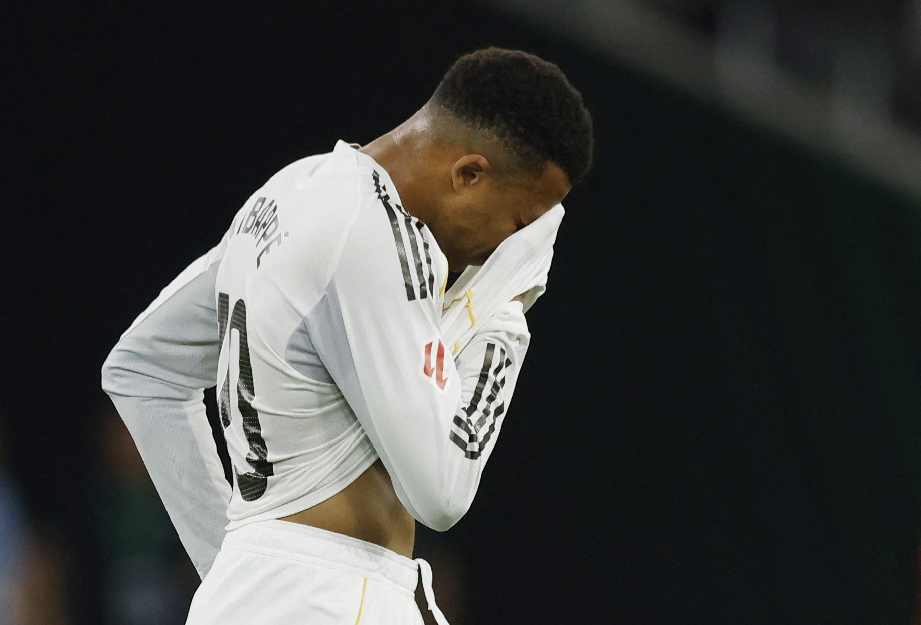 Sobrecarga muscular tira Mbappé de jogo do Real Madrid e põe reta final de temporada em risco