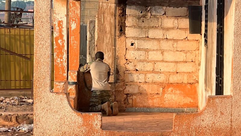 Homens armados fazem ataques coordenados na capital do Mali, diz Exército