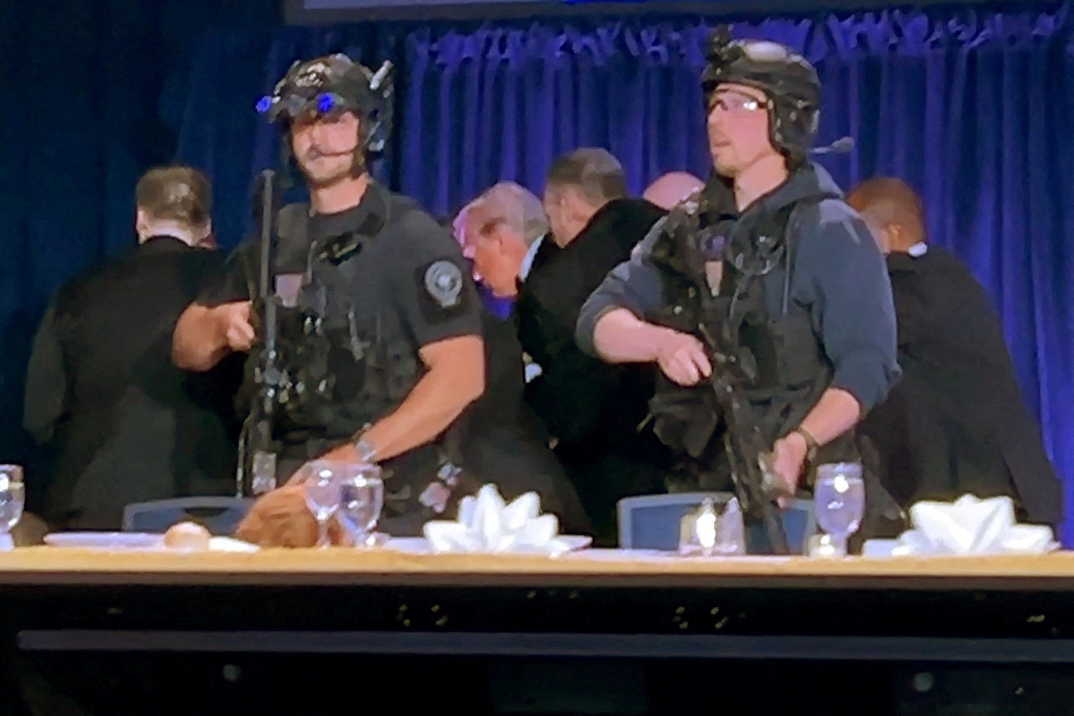 Tiros em jantar de Trump com correspondentes: veja tudo o que se sabe até agora