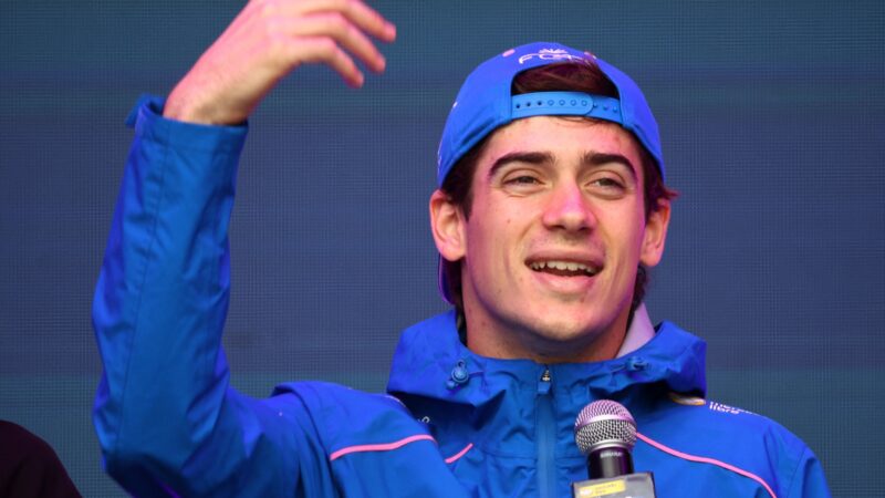 Franco Colapinto lota ruas de Buenos Aires para evento de apresentação