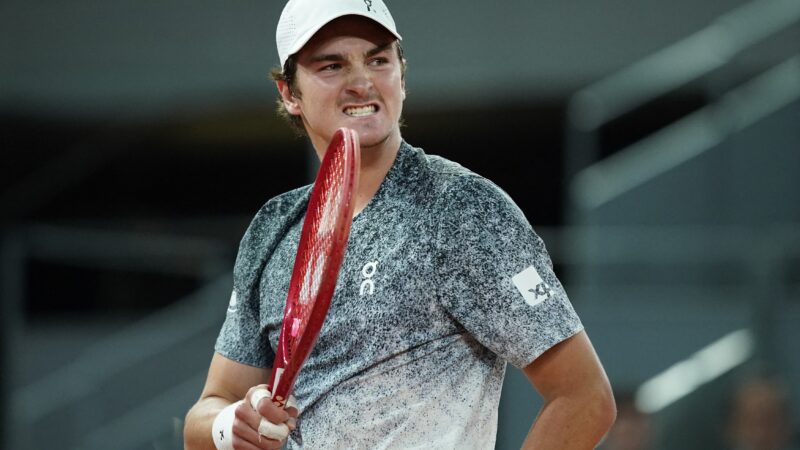 João Fonseca quebra raquete e cai para Rafa Jodar em duelo de jovens pela 3ª rodada do Madrid Open