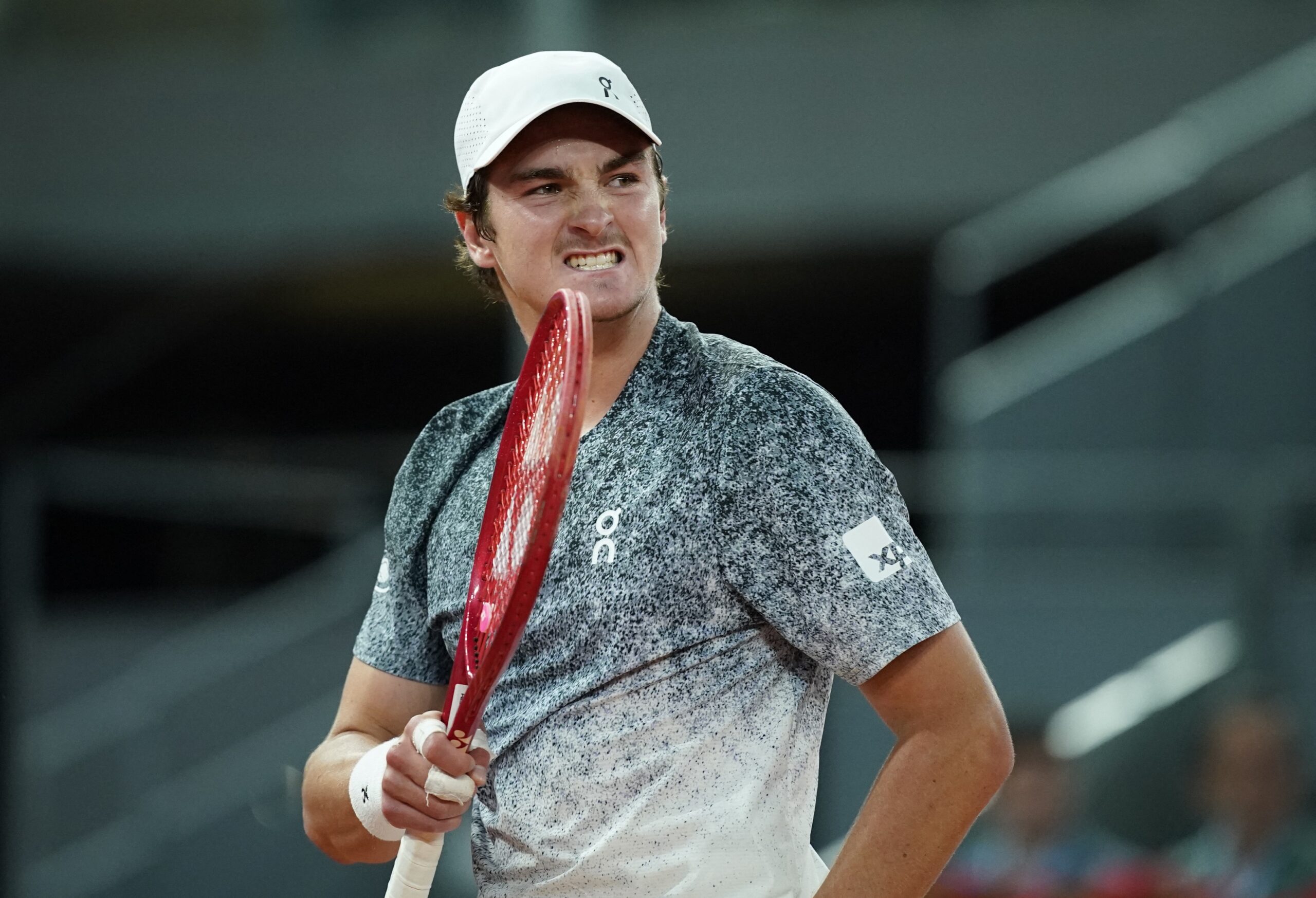 João Fonseca quebra raquete e cai para Rafa Jodar em duelo de jovens pela 3ª rodada do Madrid Open