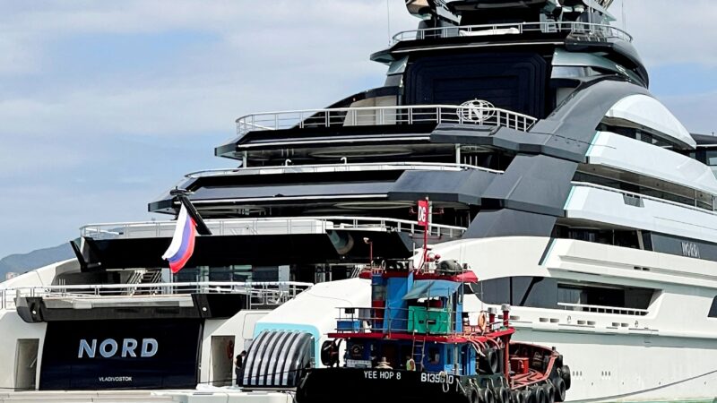 Superiate ligado a oligarca russo próximo de Putin cruza o Estreito de Ormuz