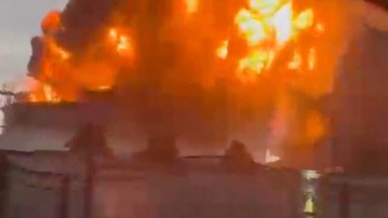 VÍDEO: Ataque com drones da Ucrânia provoca incêndio em refinaria de petróleo na Rússia