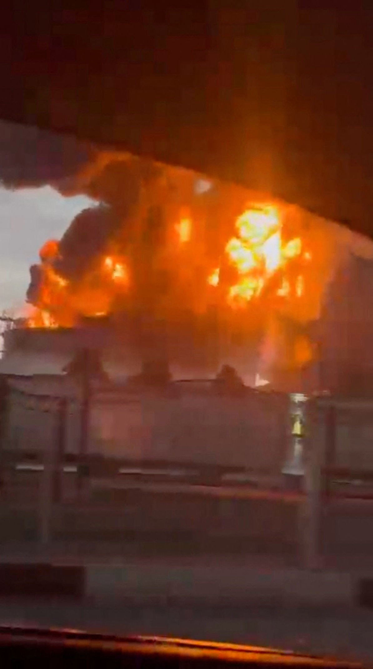 VÍDEO: Ataque com drones da Ucrânia provoca incêndio em refinaria de petróleo na Rússia