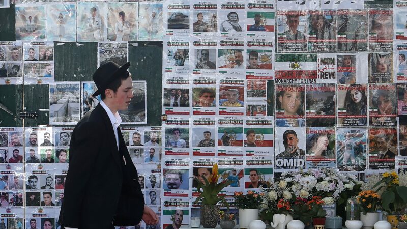 Homem é preso após duas pessoas serem atacadas a facadas em bairro judaico de Londres, diz grupo de segurança