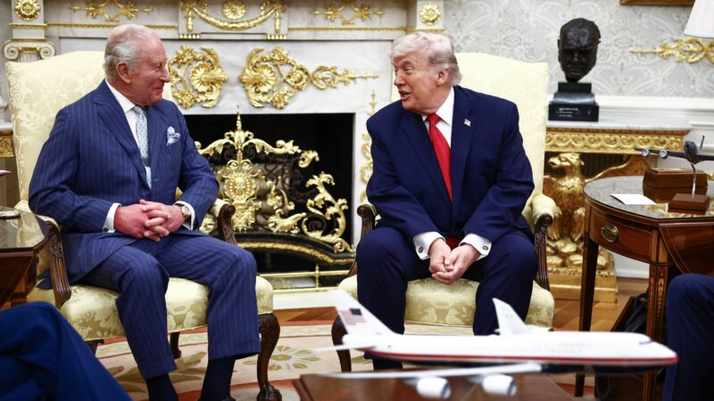 FOTOS mostram Charles III no Salão Oval com 56 anos de intervalo; veja como o rei e a sala mudaram