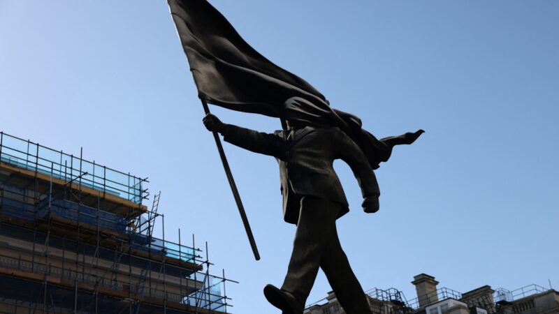 Banksy instala estátua de homem empunhando bandeira no centro de Londres