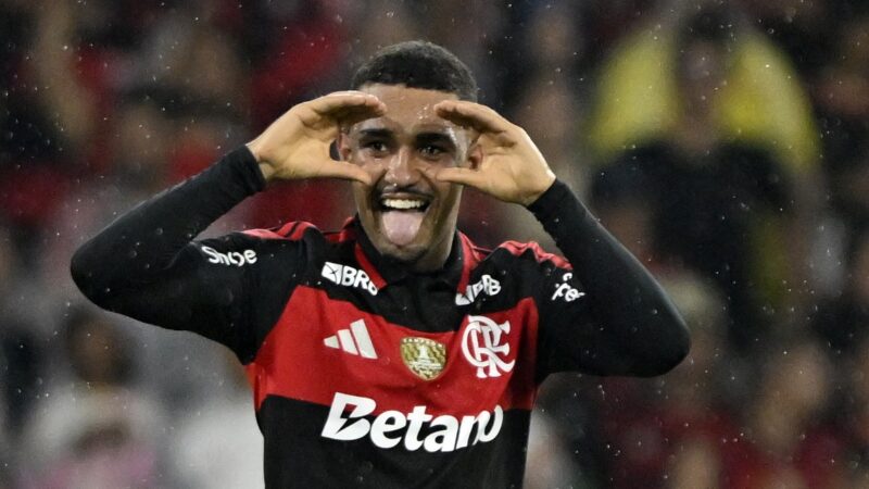 Lino se vê mais favorecido por posicionamento com Jardim e vive momento “feliz e forte” no Flamengo