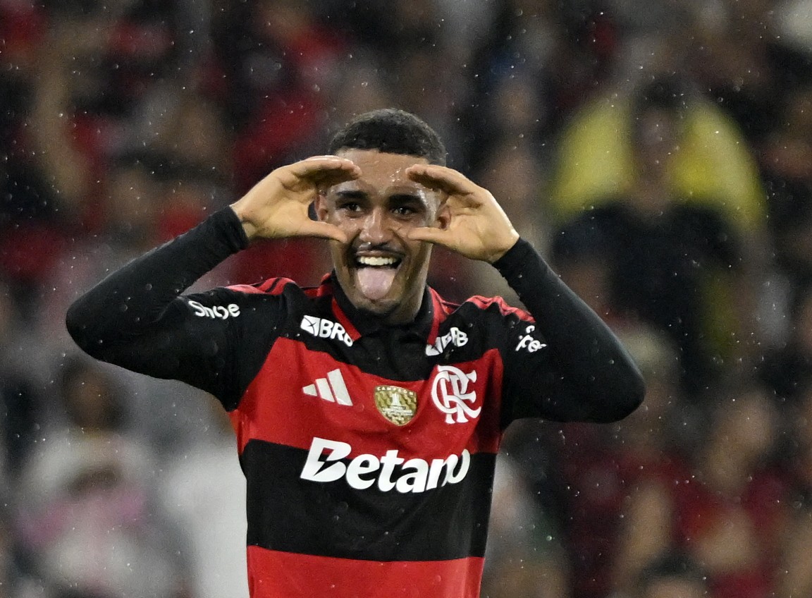 Lino se vê mais favorecido por posicionamento com Jardim e vive momento “feliz e forte” no Flamengo