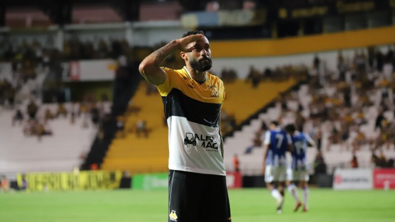 Zagueiro titular do Criciúma vira dúvida contra o Fortaleza