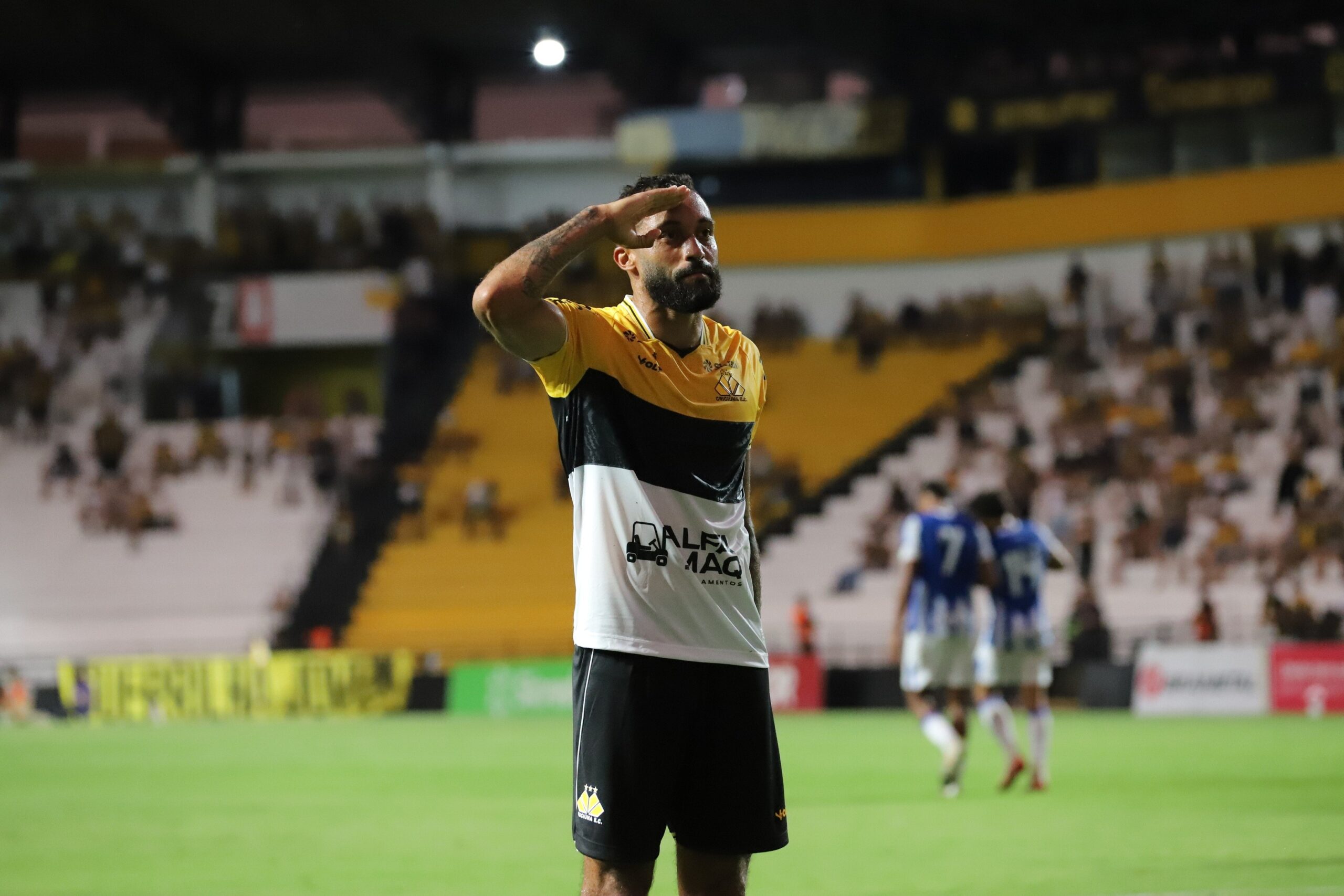 Zagueiro titular do Criciúma vira dúvida contra o Fortaleza