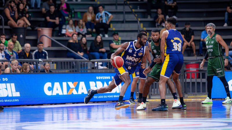 Com lei do ex, Mogi bate o União Corinthians fora e segue vivo por G-8 no NBB