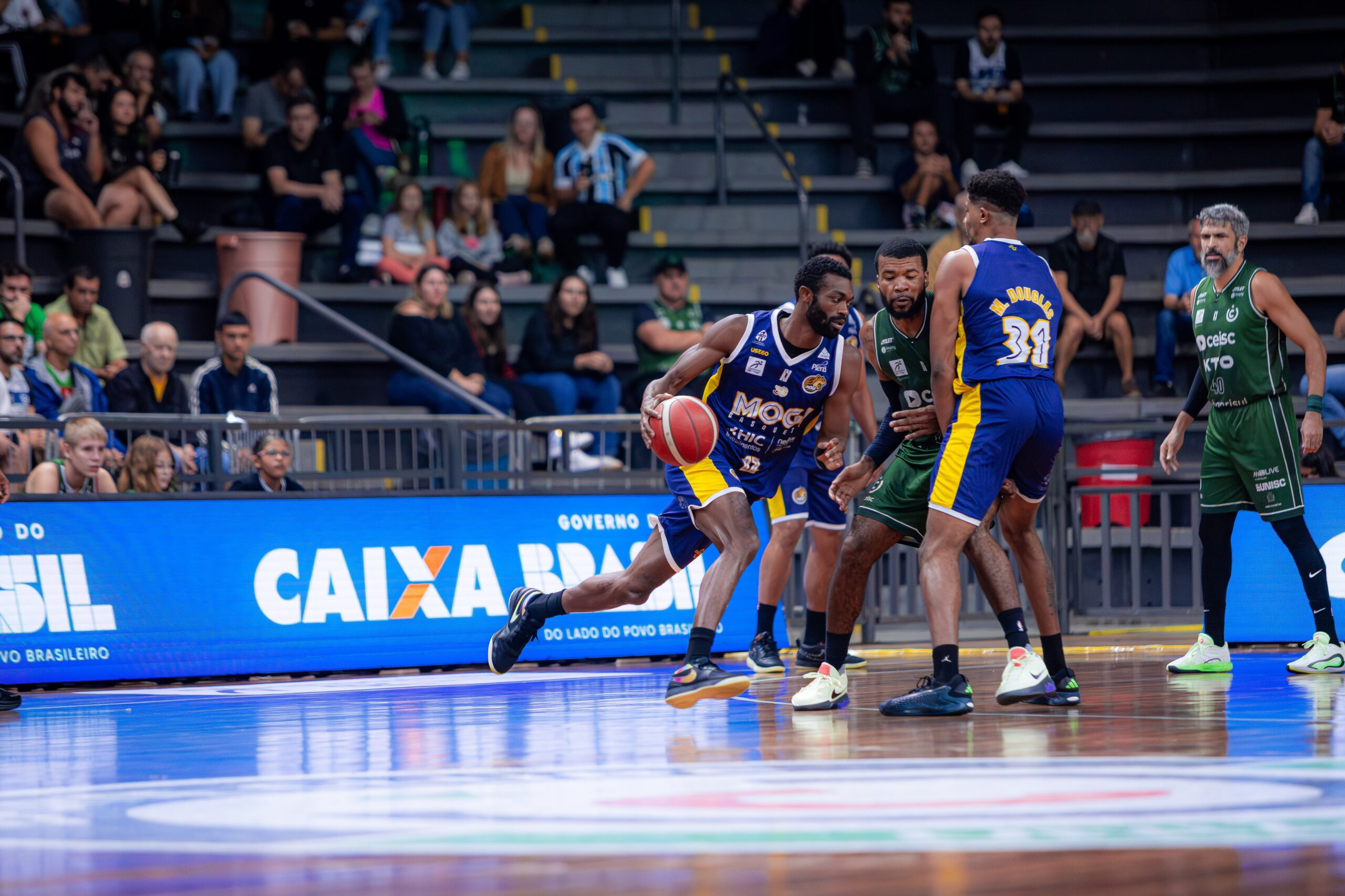 Com lei do ex, Mogi bate o União Corinthians fora e segue vivo por G-8 no NBB