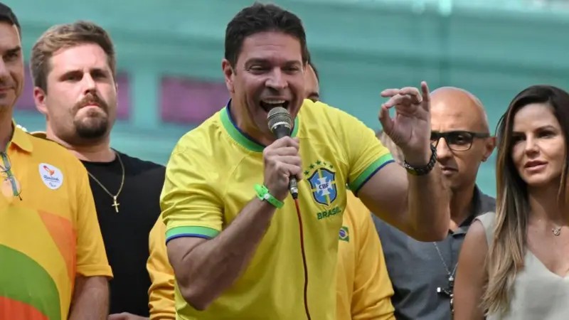 Como a imprensa internacional repercutiu a prisão de Alexandre Ramagem pelo ICE nos EUA