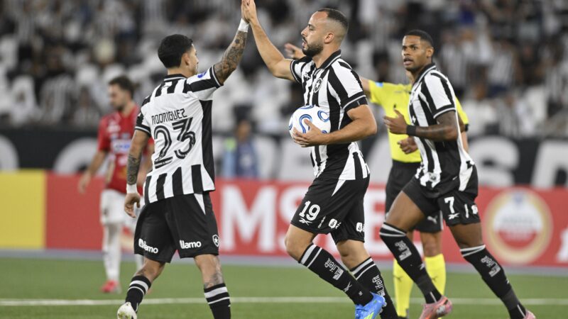 Arthur Cabral tenta virar a chave com Franclim no Botafogo e deixa boa impressão em primeira chance