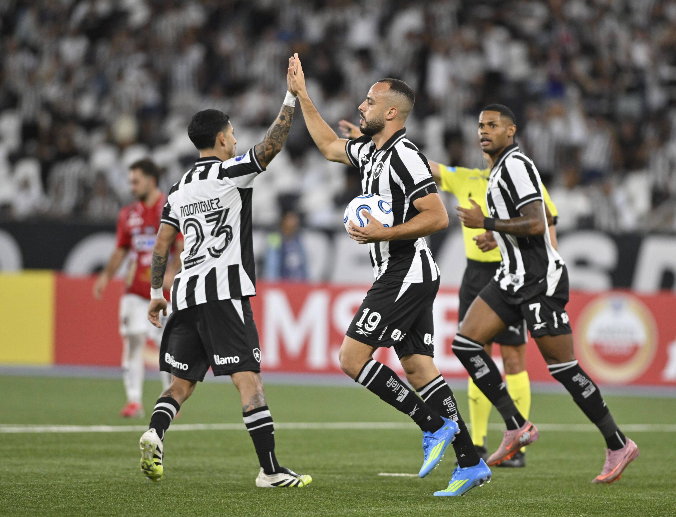 Arthur Cabral tenta virar a chave com Franclim no Botafogo e deixa boa impressão em primeira chance