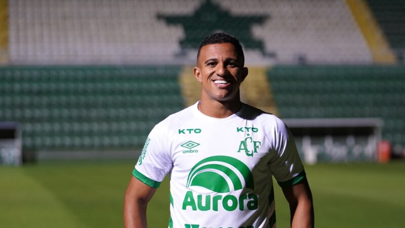 Laguna contrata atacante ex-Chapecoense e zagueiro colombiano