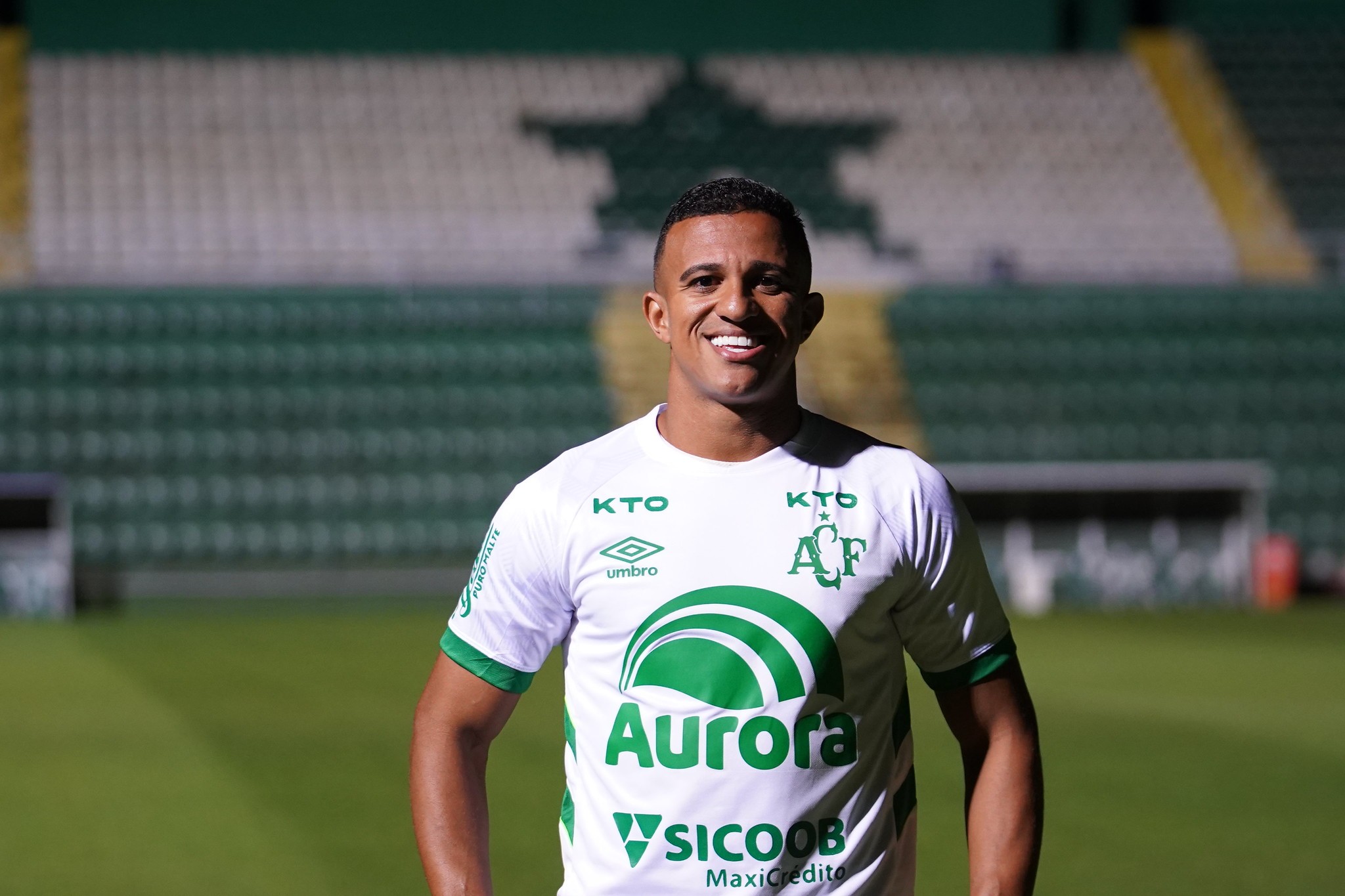 Laguna contrata atacante ex-Chapecoense e zagueiro colombiano