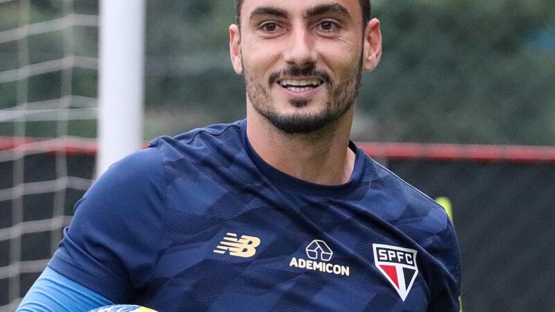 Rafael, do São Paulo, revela ajuda secreta do avô e conta suas histórias de pescador