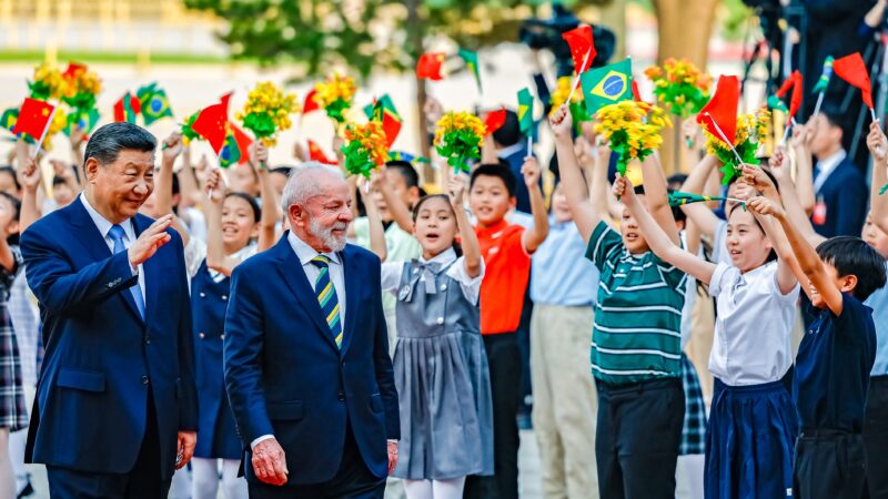 Pacotes de Inteligência Artificial expõem dilema do Brasil na disputa entre EUA e China