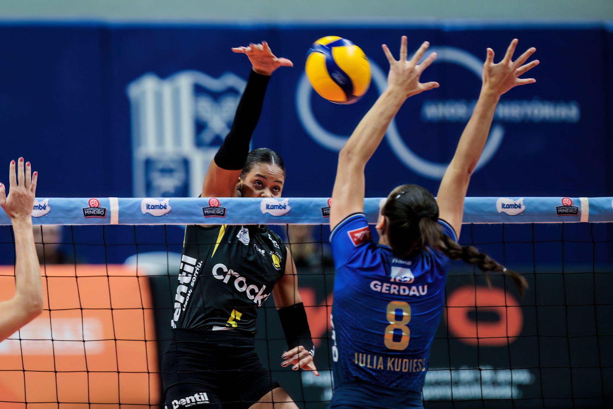 Líderes nas estatísticas, Júlia Kudiess e Adenízia fazem duelo de gerações na final da Superliga