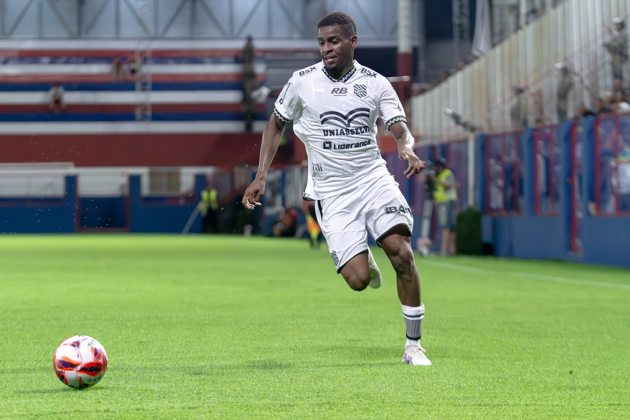 Figueirense confirma a saída de dois laterais-esquerdos