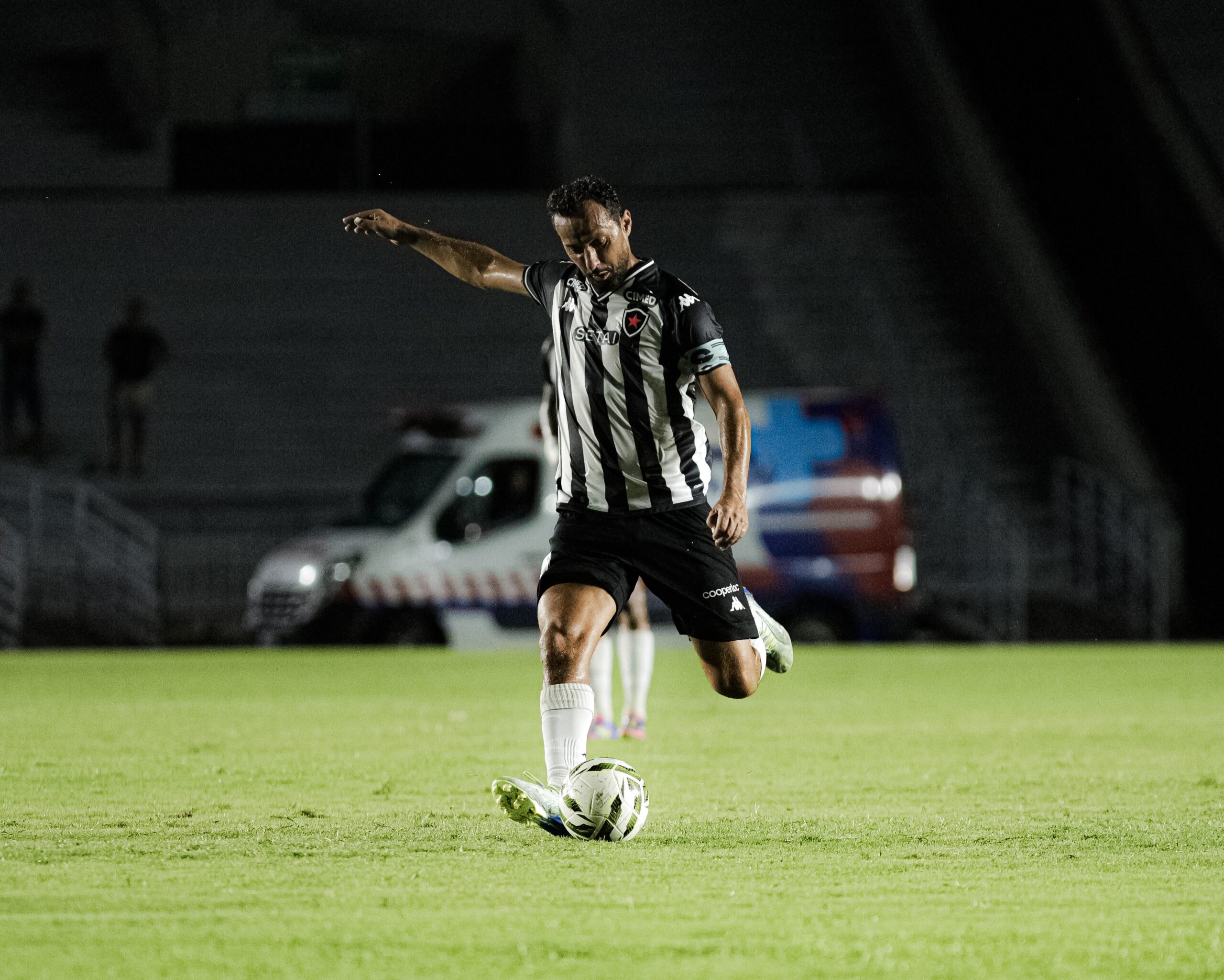 Último brasileiro artilheiro de grande liga europeia, Nenê retoma fase goleadora no Botafogo-PB