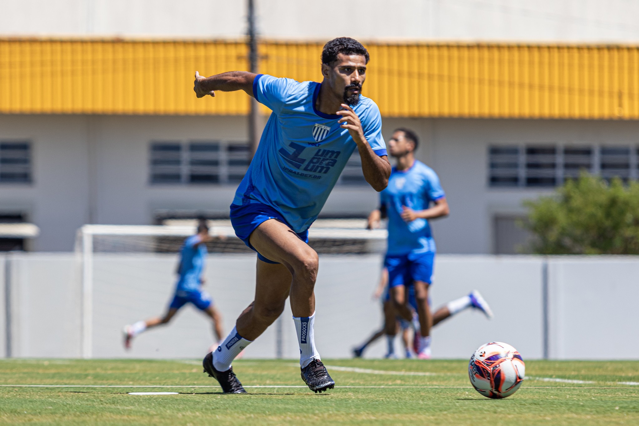 Após dois anos parado por lesão, ex-Vasco e Inter volta aos gramados: “Passou um filme”