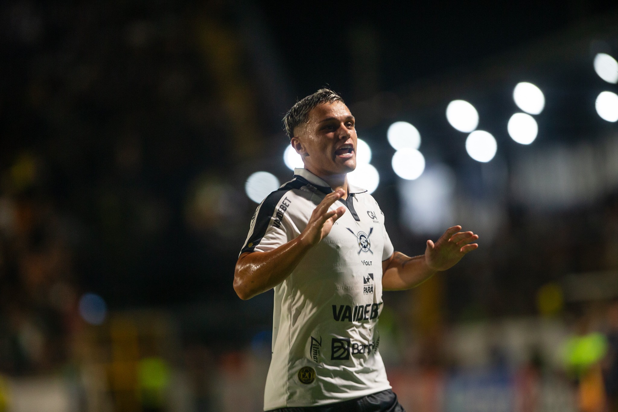 Remo oficializa saída de atacante uruguaio que conquistou acesso à Série A pelo clube