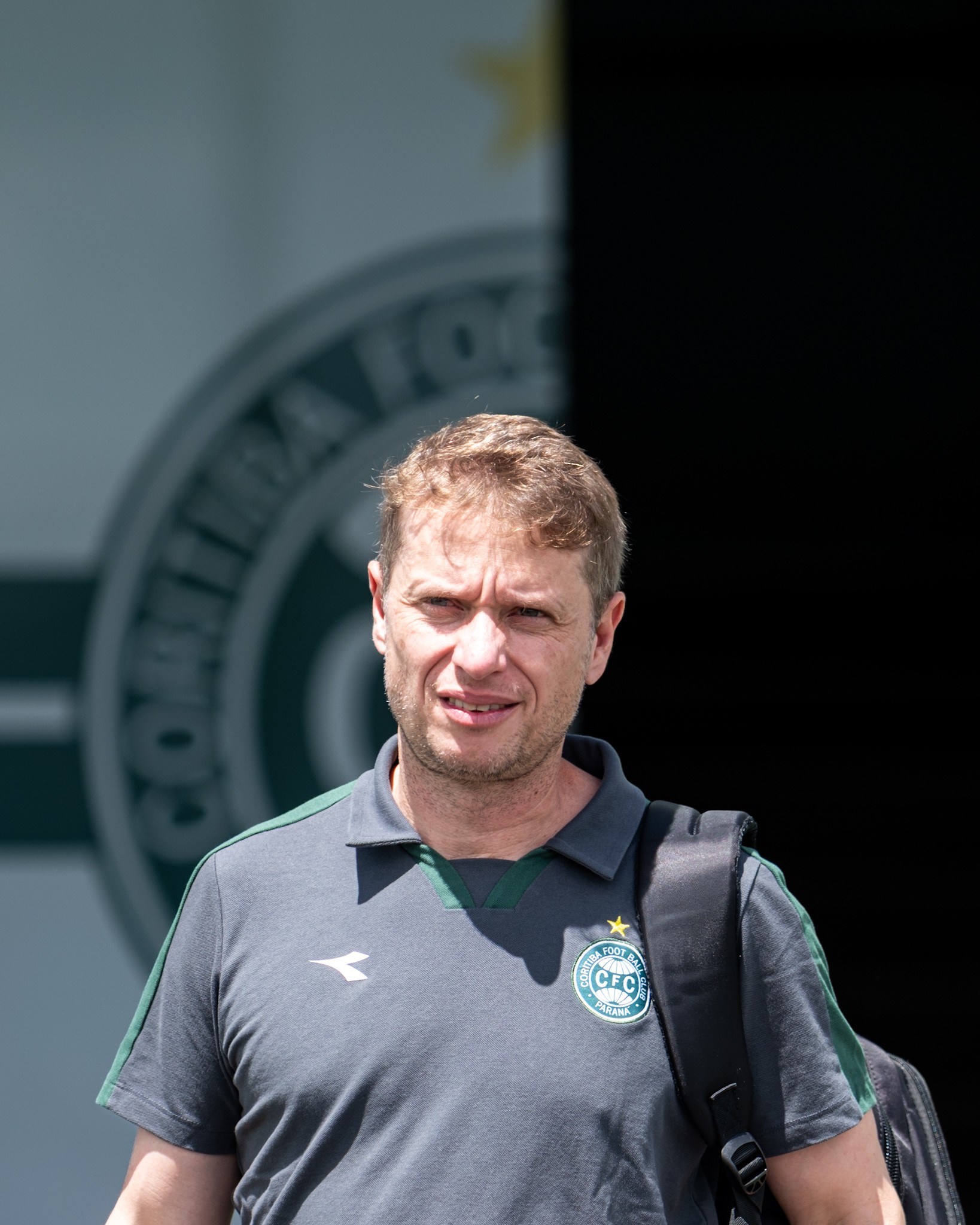 Tristeza e respaldo: Seabra detalha impacto de críticas de torcedores a volante no ambiente do Coritiba