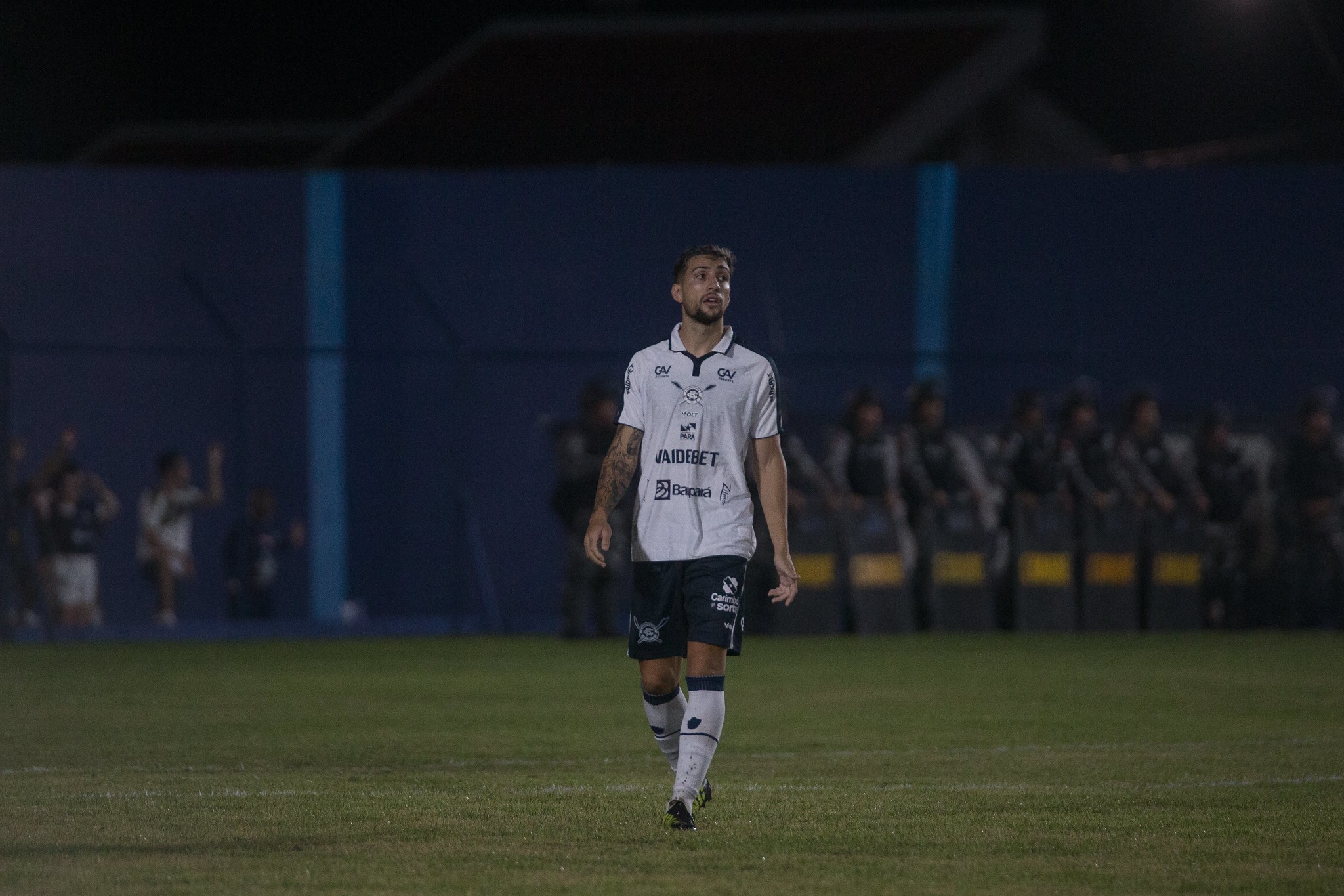 Zagueiro do Remo faz gesto obsceno para torcida após derrota para o Cruzeiro no Baenão