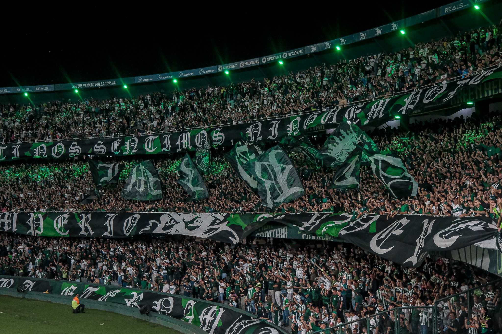 A trilha sonora da arquibancada: elenco do Coritiba revela músicas que impulsionam o time no Couto