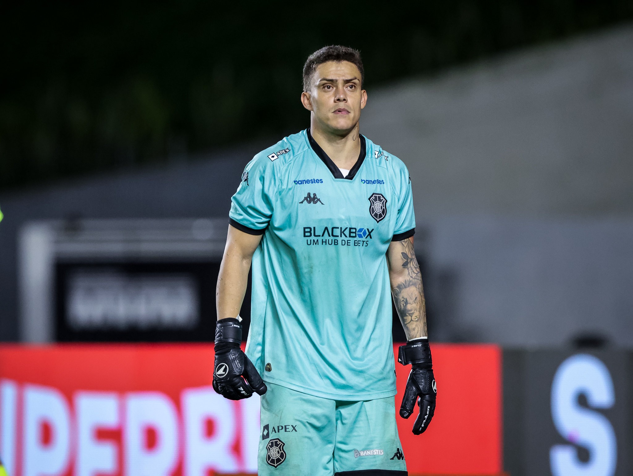 Rio Branco-ES confirma saídas de goleiro, meia gringo e lateral