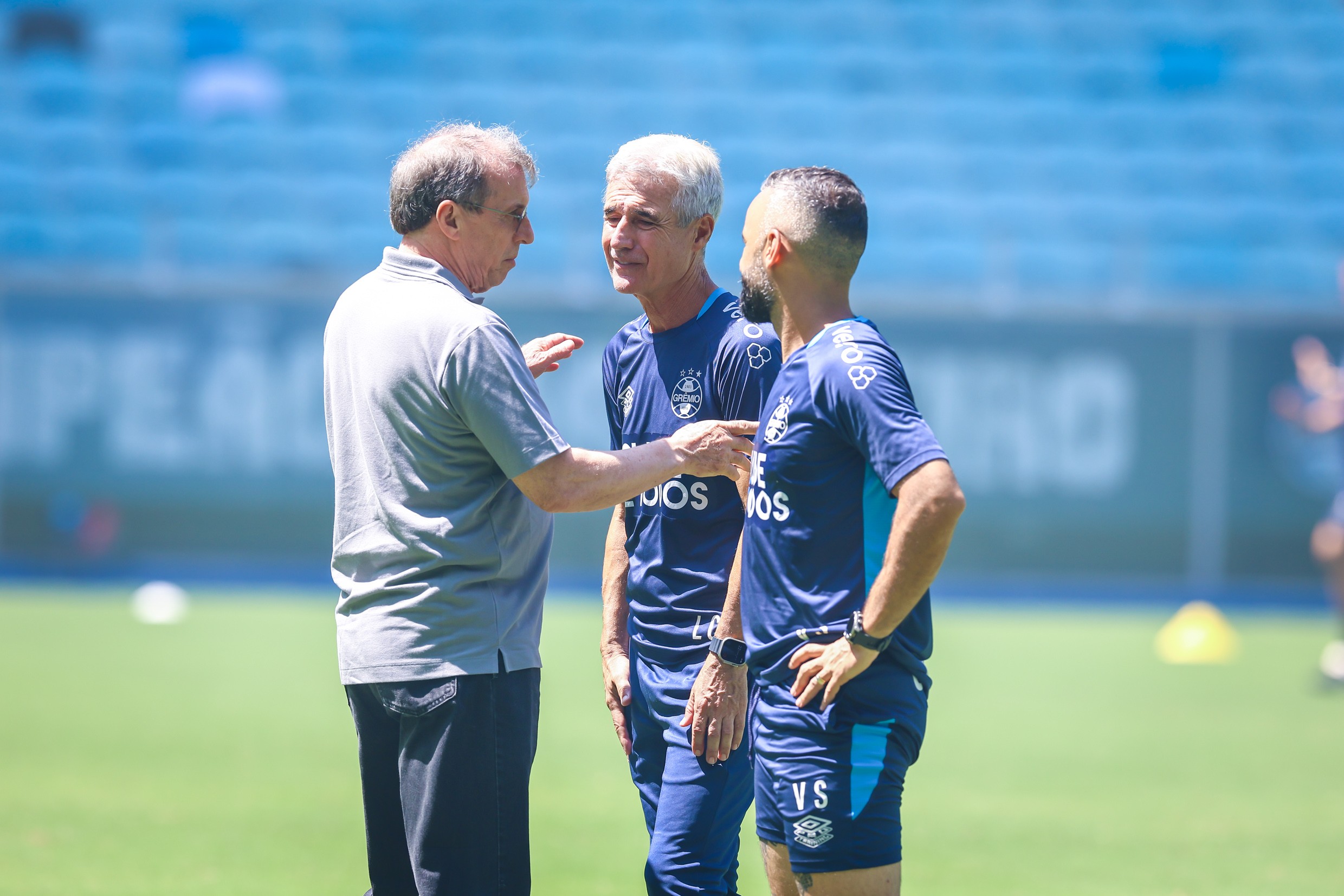 Presidente do Grêmio reforça confiança em Luís Castro e cita 2026 como “ano de travessia”