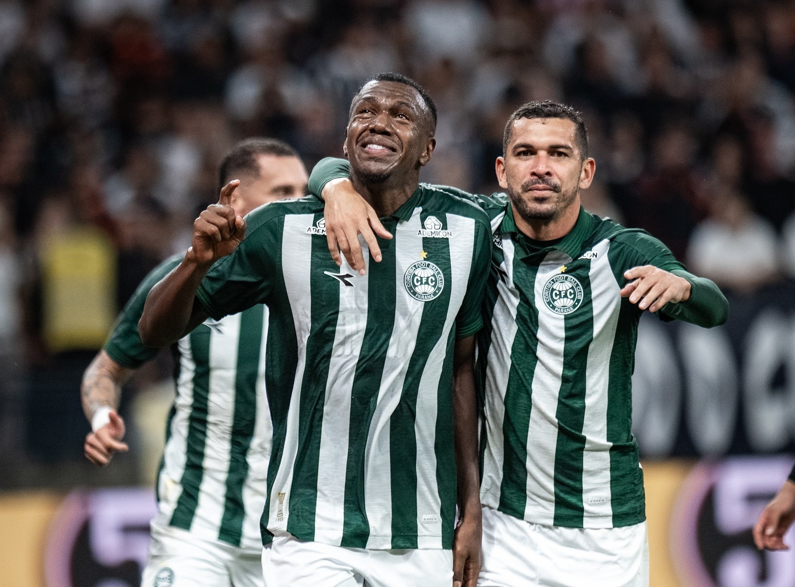 Dupla do Coritiba é denunciada no STJD por expulsões na derrota para o Grêmio; saiba as possíveis penas