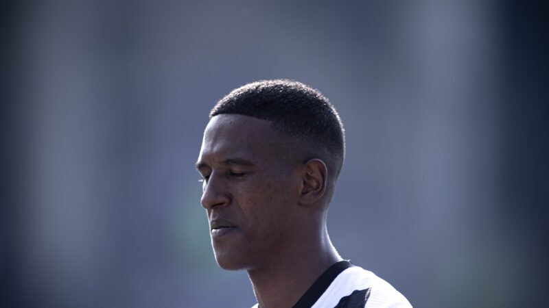 Renato busca correções por excesso de gols sofridos e coloca defesa do Vasco à prova contra o Coritiba