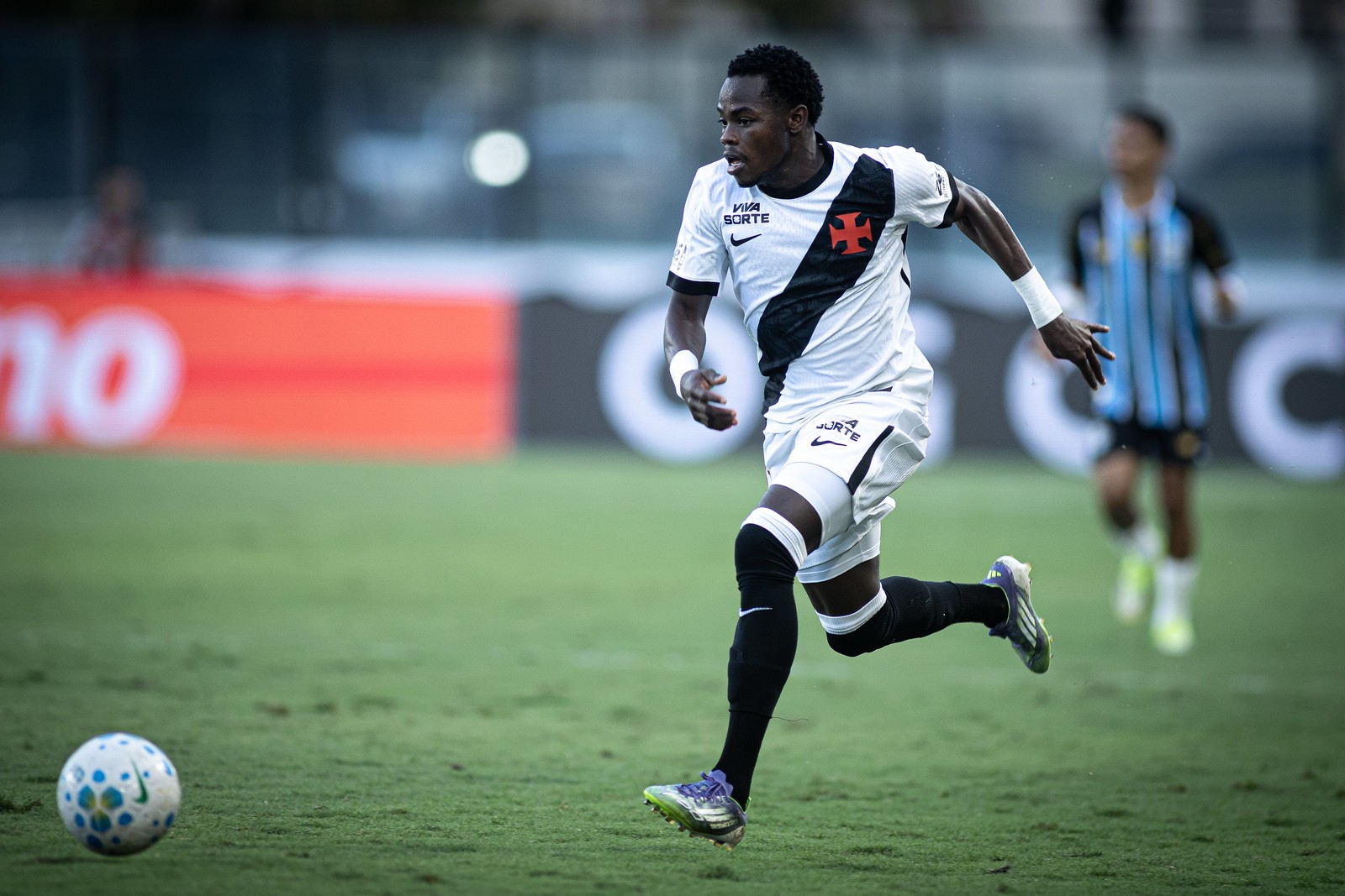 Arma do Vasco, Andrés Gómez é quem mais finaliza no Brasileirão, mas ainda não marcou; compare