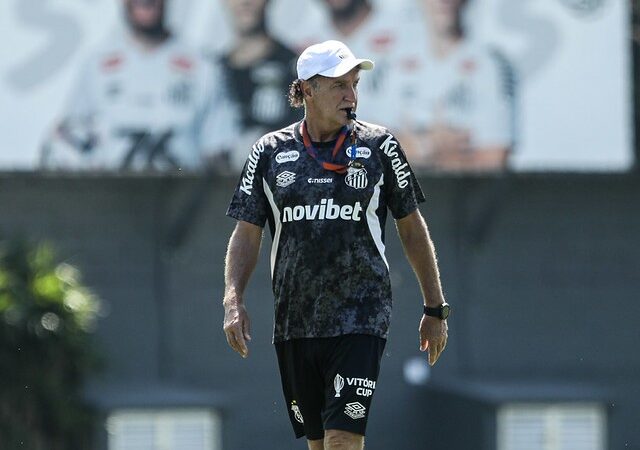 Entenda como Cuca tenta aproveitar período livre no Santos para buscar base titular com 15 atletas