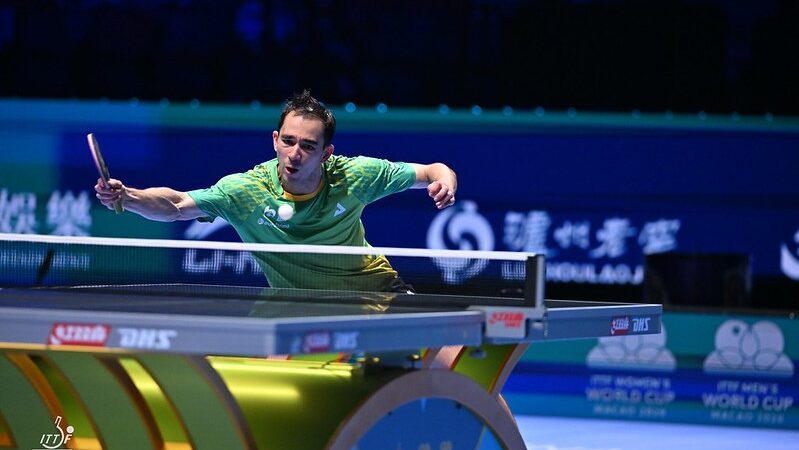 Rali sensacional de 24 trocas de bolas e defesas incríveis fecha vitória de Hugo Calderano; assista