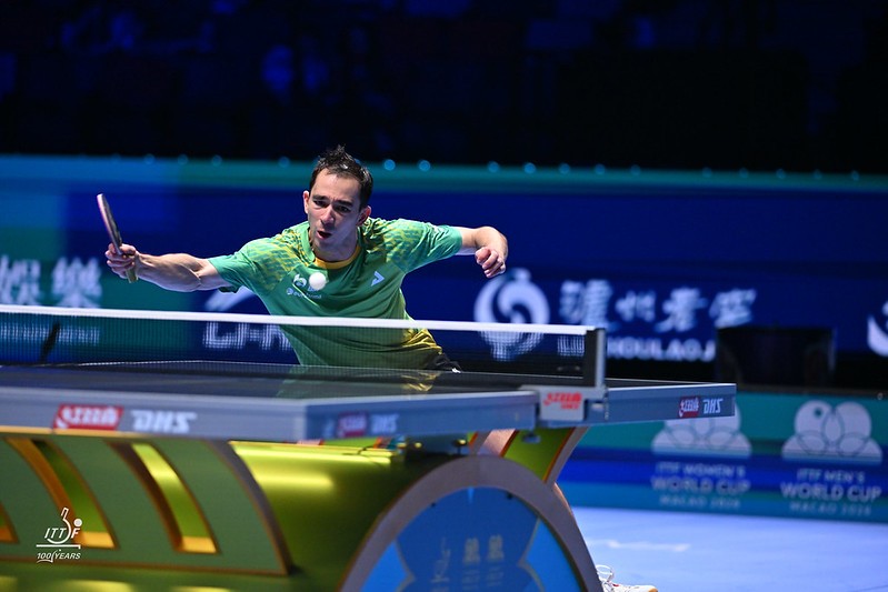 Rali sensacional de 24 trocas de bolas e defesas incríveis fecha vitória de Hugo Calderano; assista