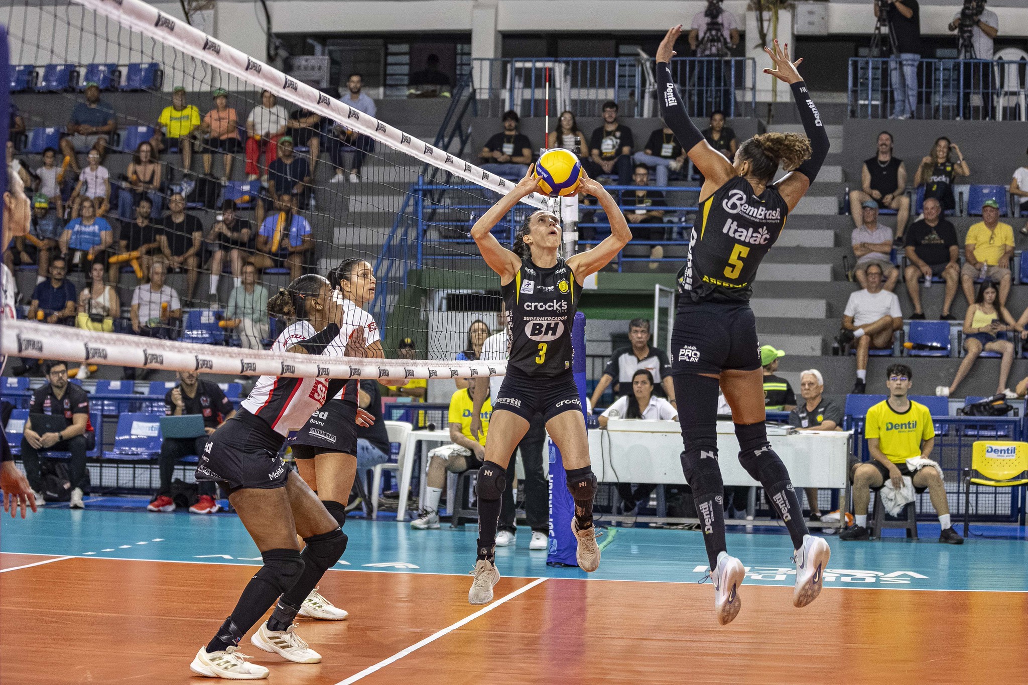 Sesi-Bauru x Praia Clube pelos playoffs da Superliga Feminina: onde assistir, horário e mais