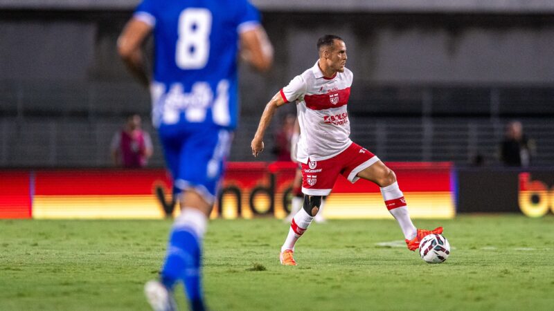 Pedro Castro sai de campo com dor no joelho e aumenta lista de machucados do CRB