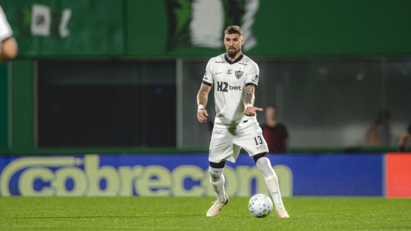 Agressividade e carinho: Lyanco volta a jogar 90 minutos pelo Atlético-MG após seis meses