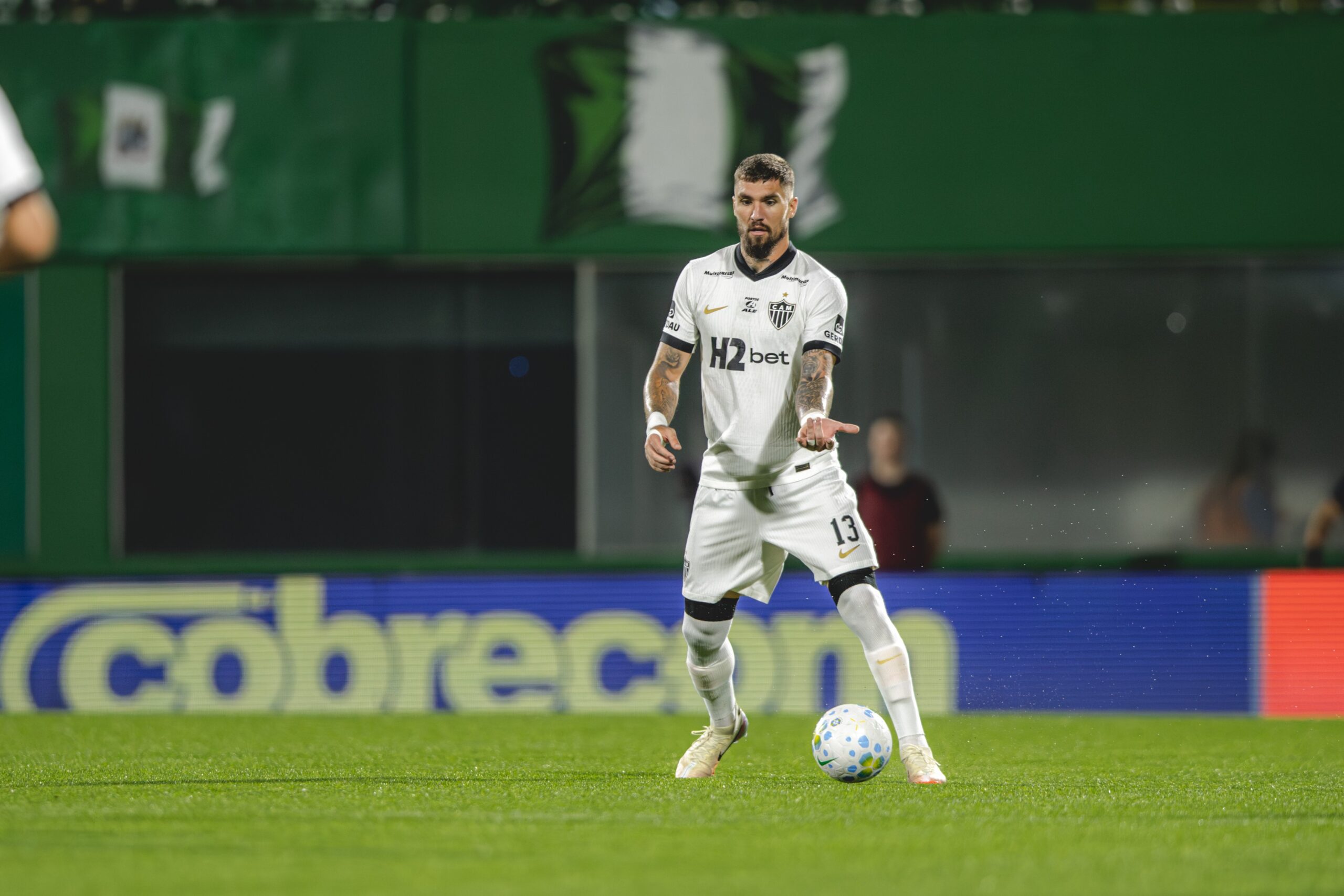 Agressividade e carinho: Lyanco volta a jogar 90 minutos pelo Atlético-MG após seis meses